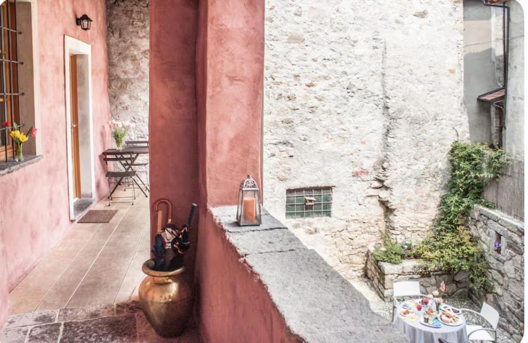 Alla Torre Del Barbarossa B&B Foresteria Манделло-дель-Ларио Экстерьер фото