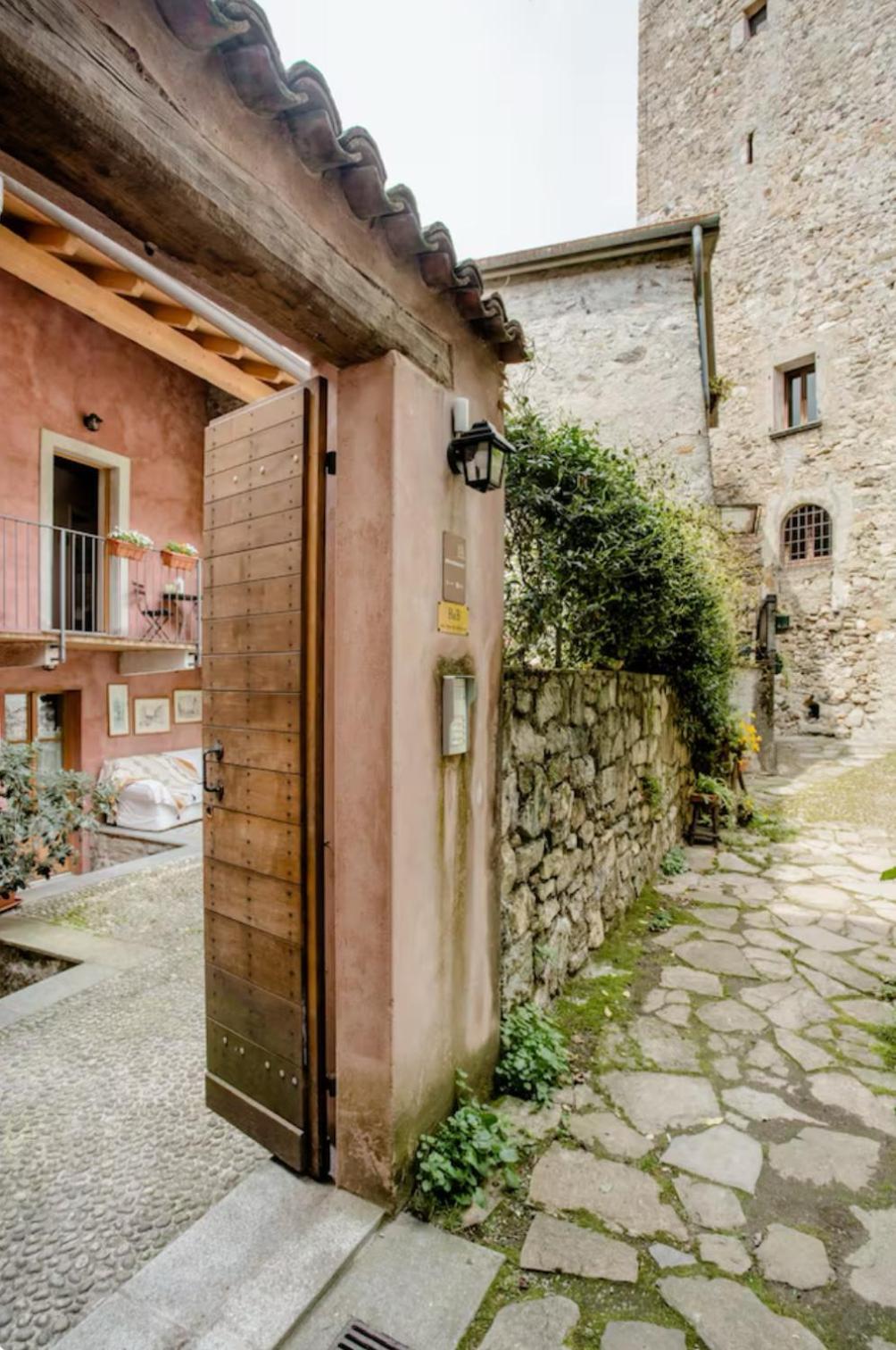 Alla Torre Del Barbarossa B&B Foresteria Манделло-дель-Ларио Экстерьер фото