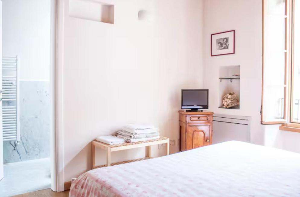 Alla Torre Del Barbarossa B&B Foresteria Манделло-дель-Ларио Экстерьер фото